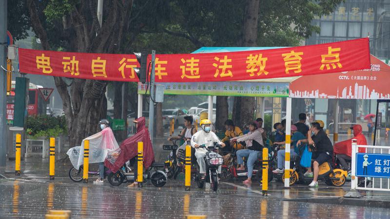 佛山街坊们纷纷到有条件的地方躲雨。佛山日报记者符诗贺摄