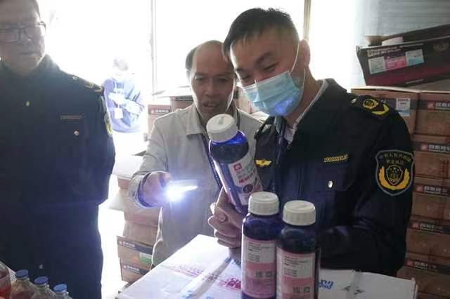 2月起,市农业农村局组织市、区执法人员在全市开展为期3个月的农资打假保春耕“春雷”专项执法行动。(通讯员供图).jpg