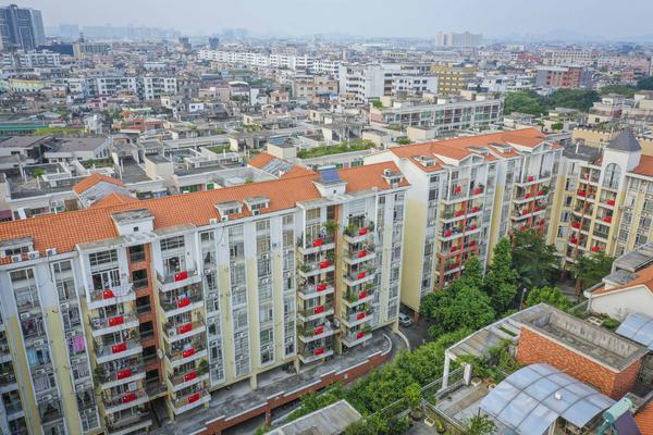 2019年9月26日,顺德区伦教镇美林阳光居小区,200多户业主纷纷挂上红旗,为祖国庆生。佛山日报记者王伟楠摄