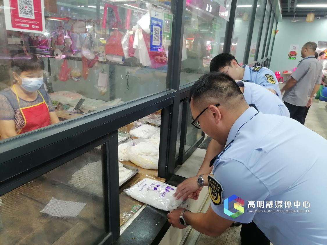 市场监管人员在检查包装上的生产日期。.jpg