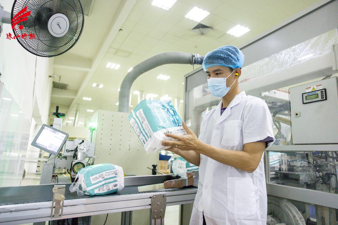 广东昱升个人护理用品股份有限公司生产经理丁泽森。珠江时报全媒体记者方智恒 邱骏曦 摄 (17).jpg