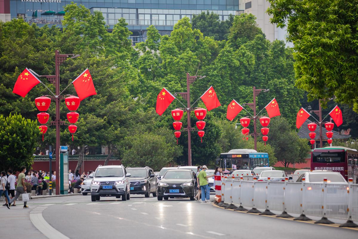 禅城区祖庙路上挂满了国旗。/佛山日报记者王澍摄