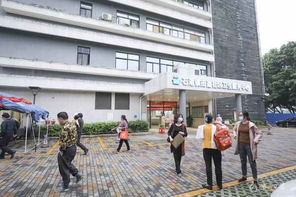 3月20日上午,佛山市禅城区恢复预防接种门诊接种服务首日,一大早,石湾镇街道社区卫生服务中心陆陆续续有家长带着孩子前来接种。/王伟楠摄