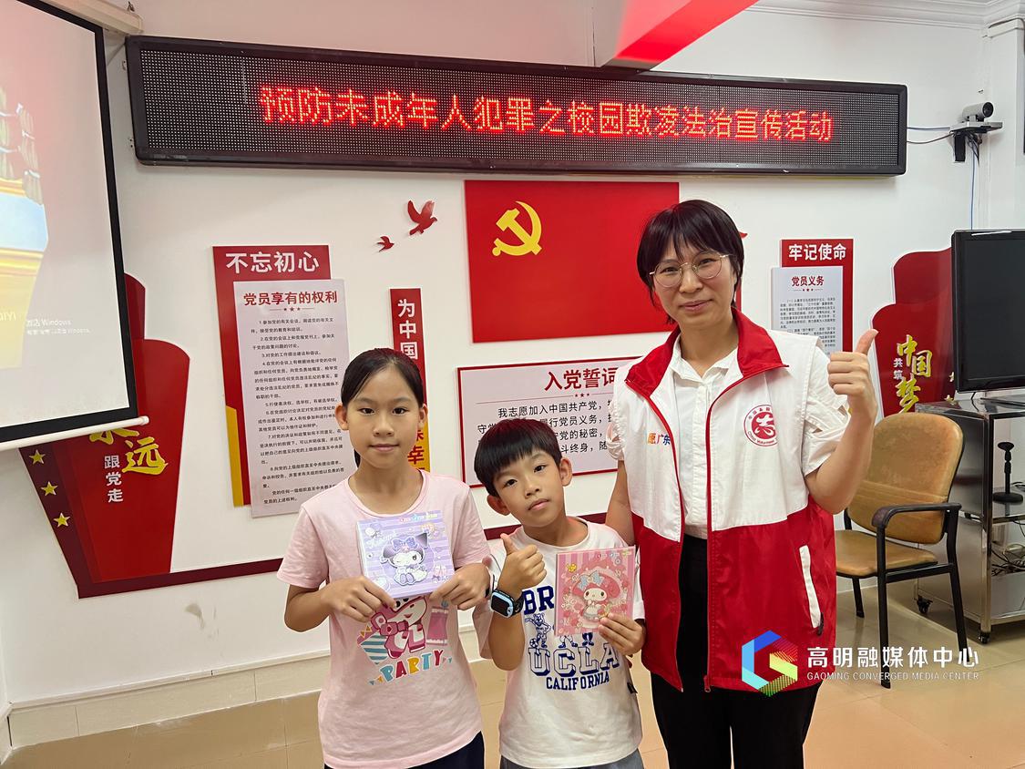 黎露丝律师与学习积极的小朋友合影。.jpg