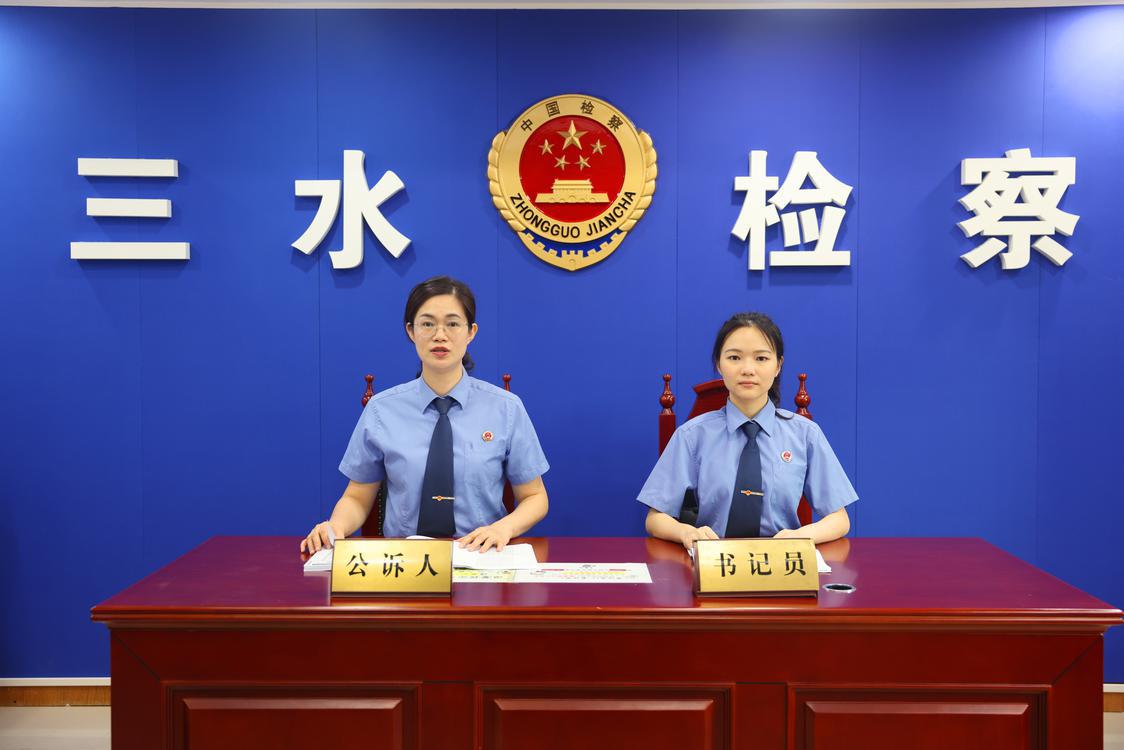 张俊燕(左一)正在办理案件。通讯员供图.jpg