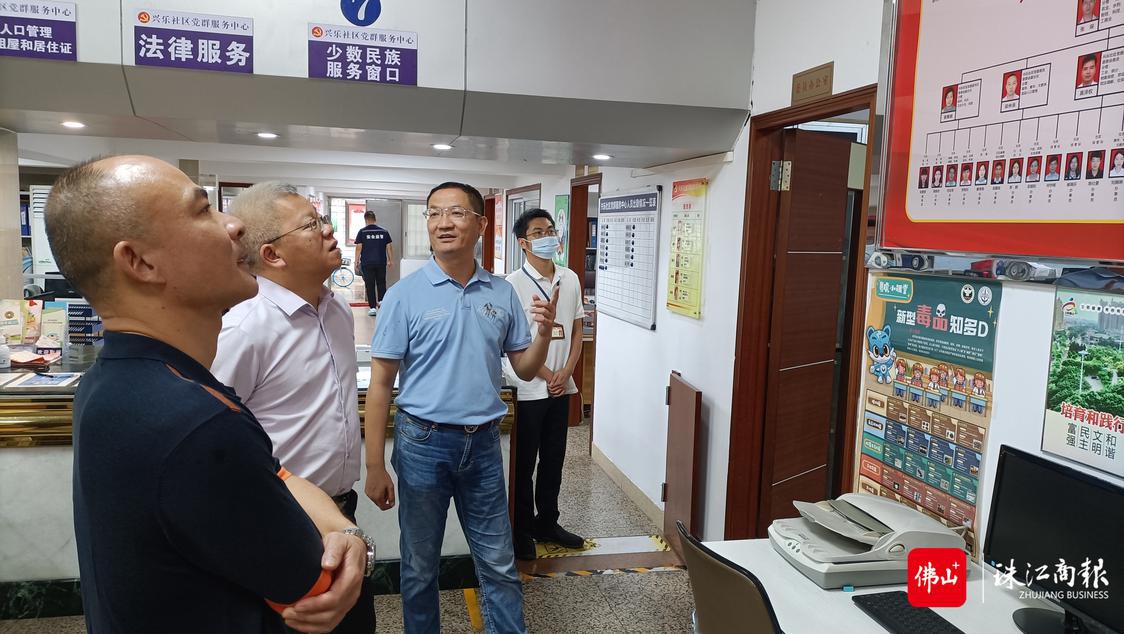 02-兴乐社区负责人向调研组介绍两委干部架构情况.jpg