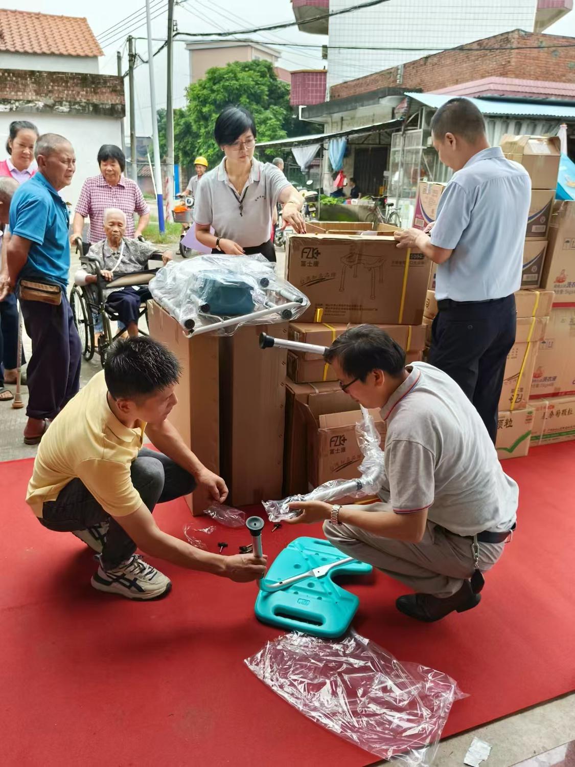 向年老村民赠送坐便椅。.jpg