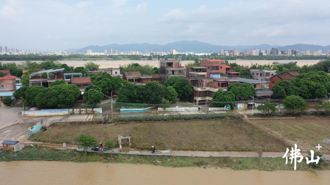 北江水位下降,海丰村撤离村民已安全回到家中,工作人员正在沿江路清淤。三水融媒记者徐宁健摄.png