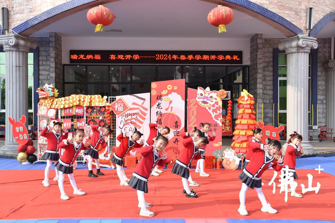 白坭镇中心幼儿园萌娃带来舞蹈节目。幼儿园供图.jpg