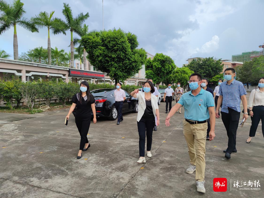 顺德区人大常委会到容桂街道文华中学、细滘小学,开展校园流行病防控监督调研.jpg