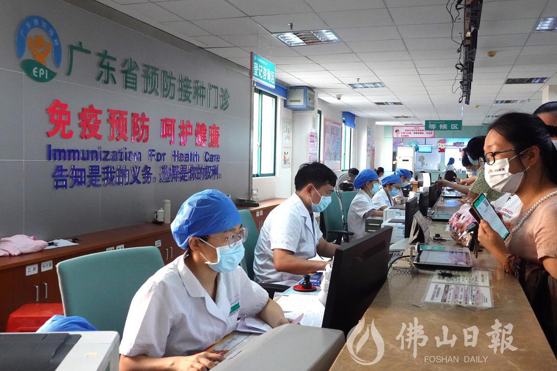 在区人民医院妇幼院区预防接种门诊登记区,医护人员正在为学生们进行疫苗登记。资料图片.jpg