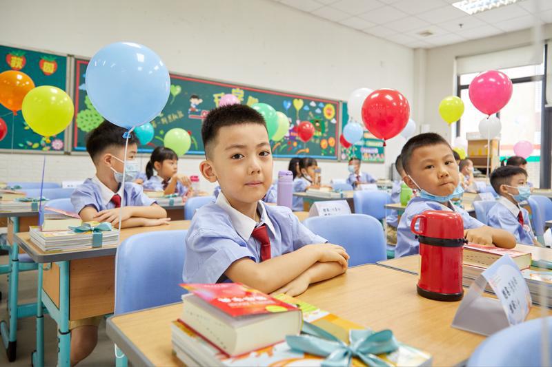 协同学校为每位一年级新生精心准备了姓名台卡、新课本,还有彩色的气球。/佛山日报记者吕润致摄