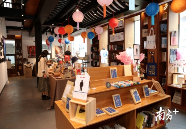 今屋文创书店粤书吧以书店为基础，汇聚了佛山多样的文创产品。
