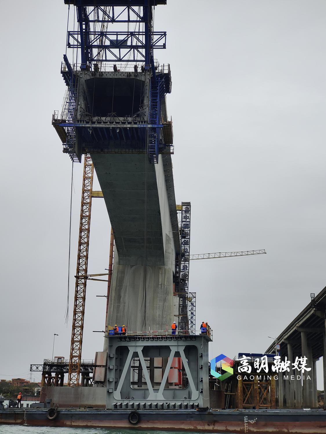 钢混结构吊装现场1.jpg