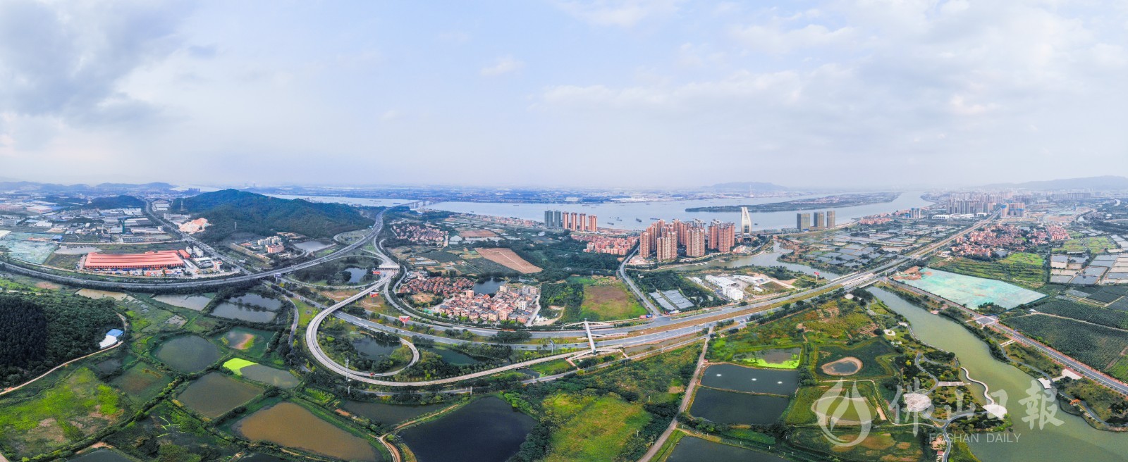 航拍高明城区，西江与城区共融共生，为高明带来良好的生态环境资源。佛山日报记者洪海摄