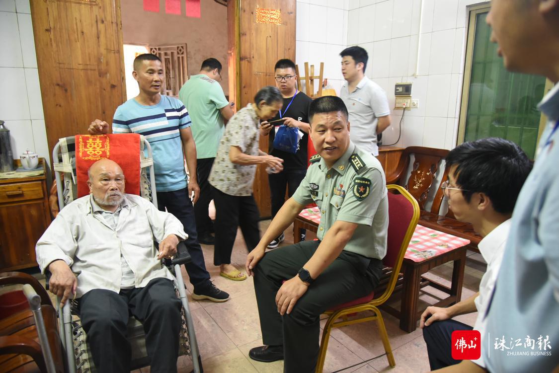 区人武部慰问困难老党员.JPG