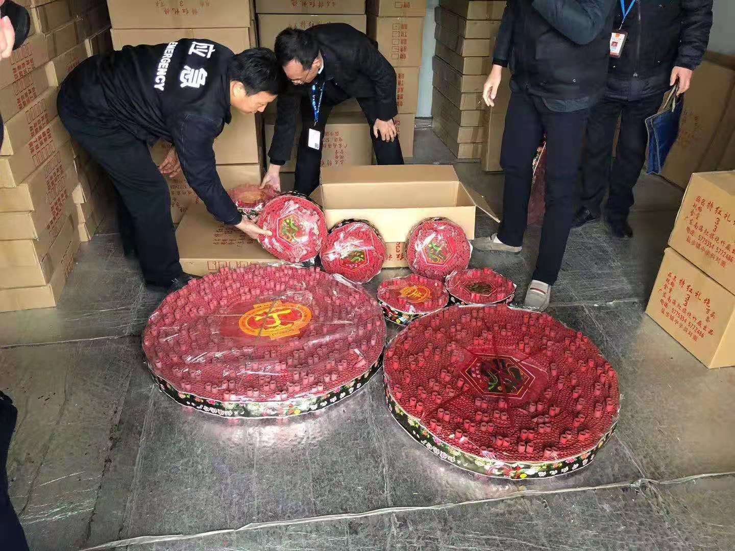 经查,民警在花场内一间偏僻的仓库里,看到堆积成山的各类烟花爆竹。