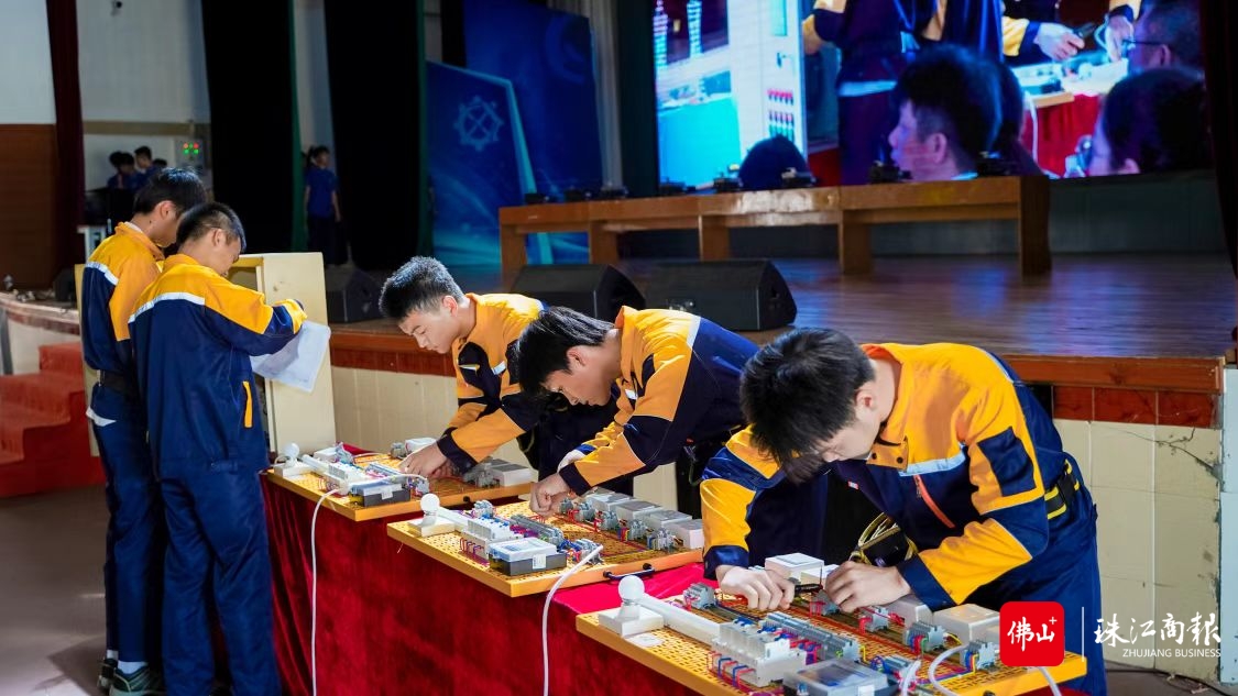 学生在大会上进行技能展示.jpg