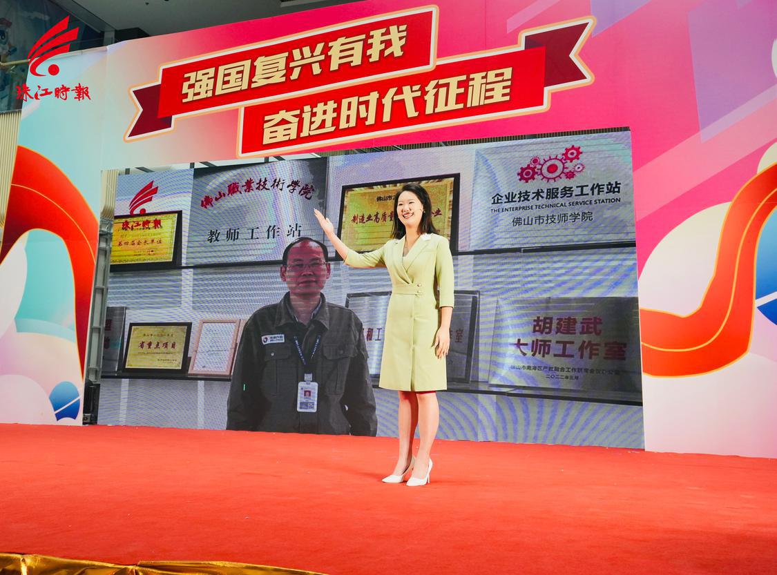 高边社区李卓欣带来《建狮山 见劳模》,用劳模胡建武的故事带领观众看狮山的发展。.jpg