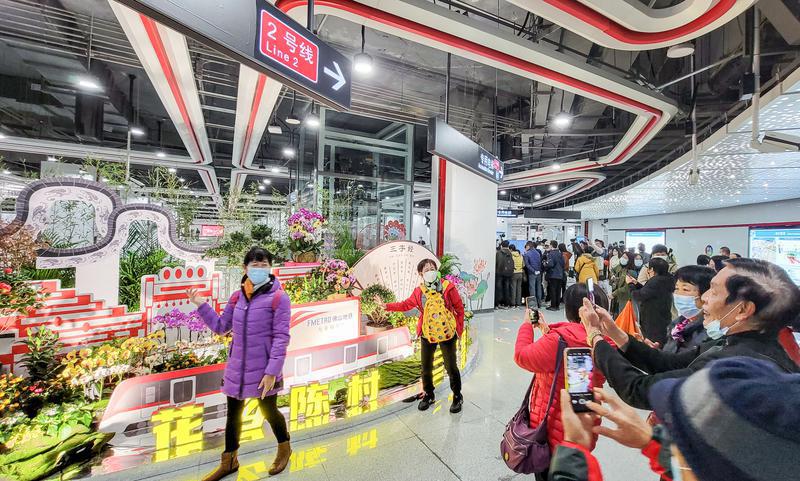 市民在湾华站内留影。/佛山日报记者周春摄