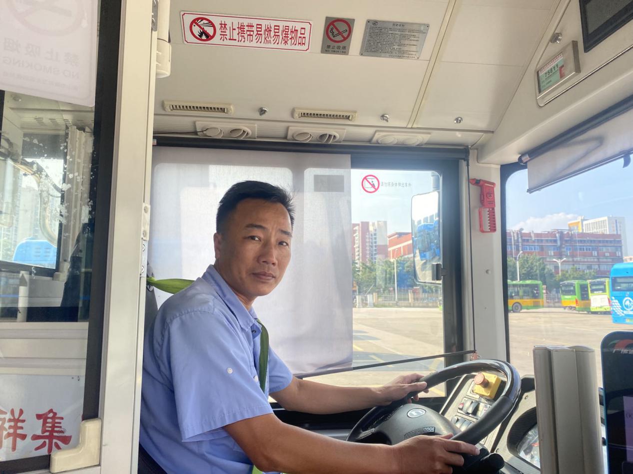 氢裕公交H590A线驾驶员区超华。.jpg