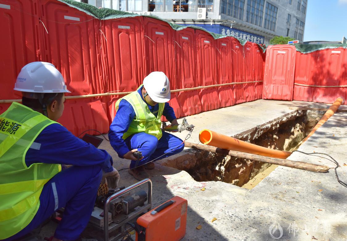 佛燃科技检测工程正在用三维陀螺仪测量新建燃气管道三维坐标，为管网数字化提供基础数据。.JPG