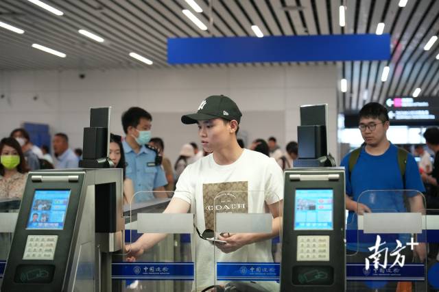 白云边检站及时增开快捷通道,确保出入境旅客快捷通关