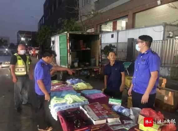 执法人员整治占道经营和乱摆卖现象.jpg