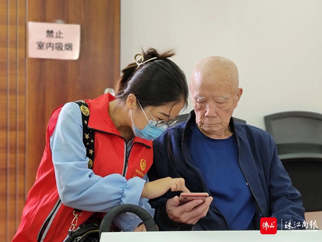 志愿者在教90高龄长者使用智能手机.jpeg