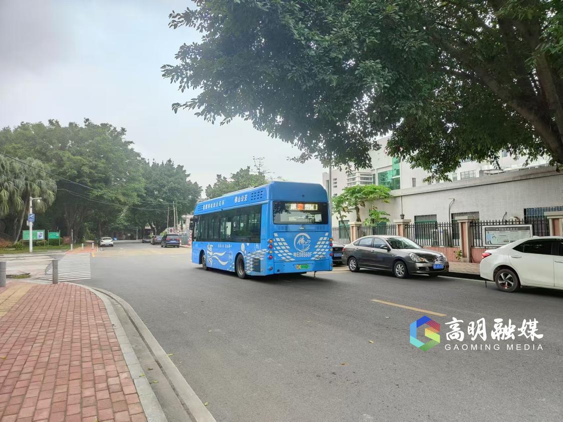 行经荷城中心卫生院门前的522公交车。杨广志摄.jpg