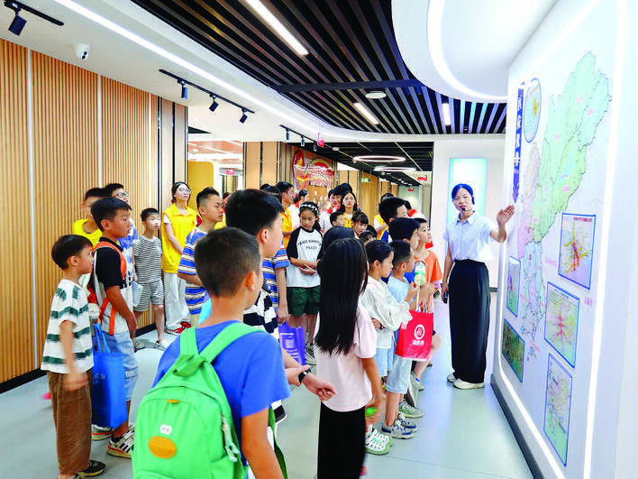 青少年在惠东县党群服务中心参观学习。 惠州日报记者洪鹊儿 赖金朗 通讯员欧阳惠子 蔡伊冰 摄