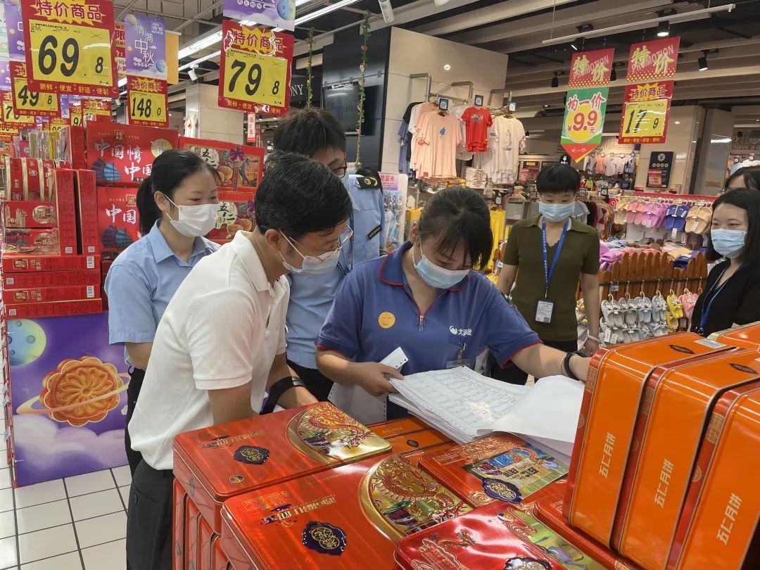 三水市监部门重点检查是否存在“天价”月饼销售行为。通讯员供图.jpg
