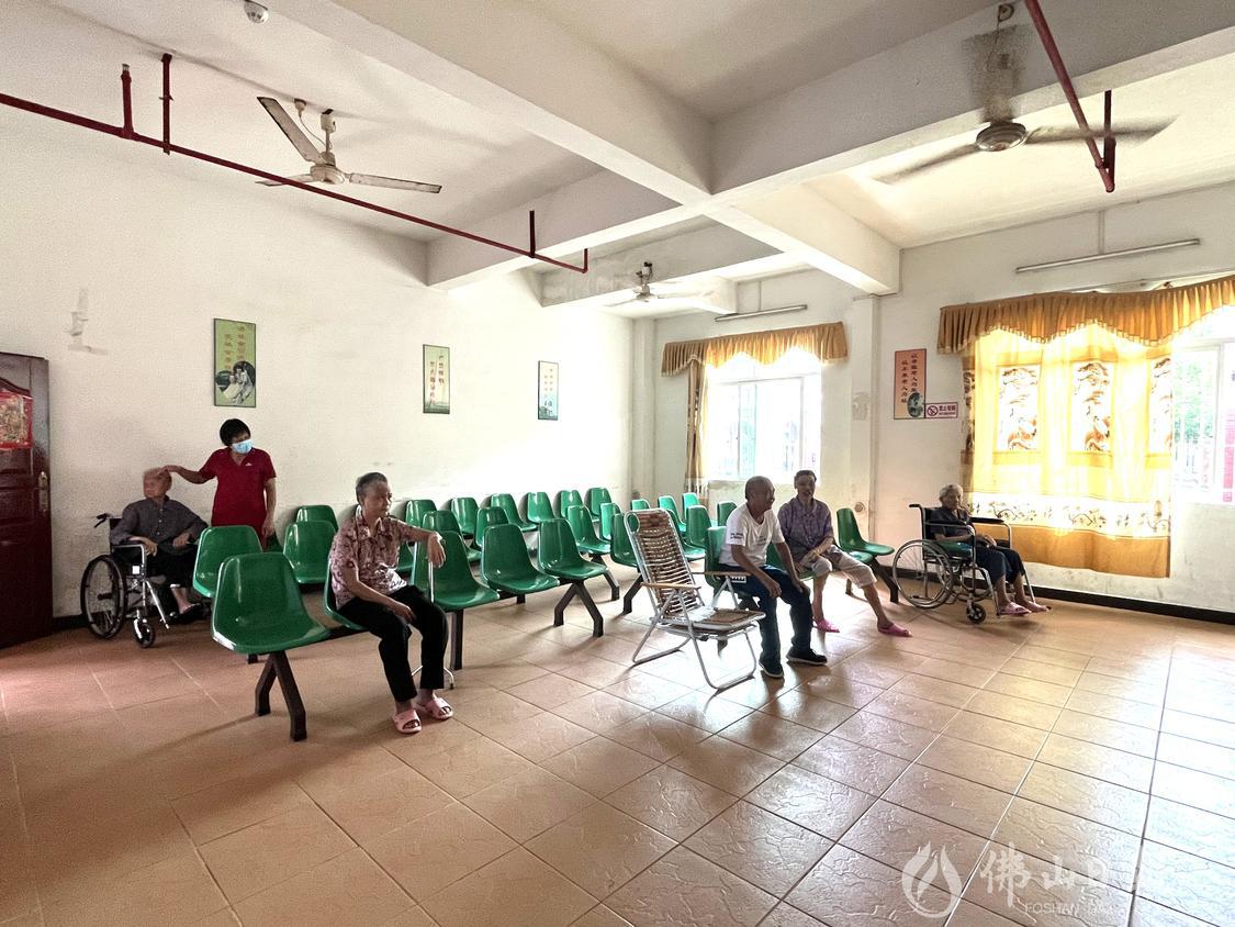 在杨和镇敬老院,老人们正在娱乐室观看电视。佛山日报记者陈嘉懿摄.jpg