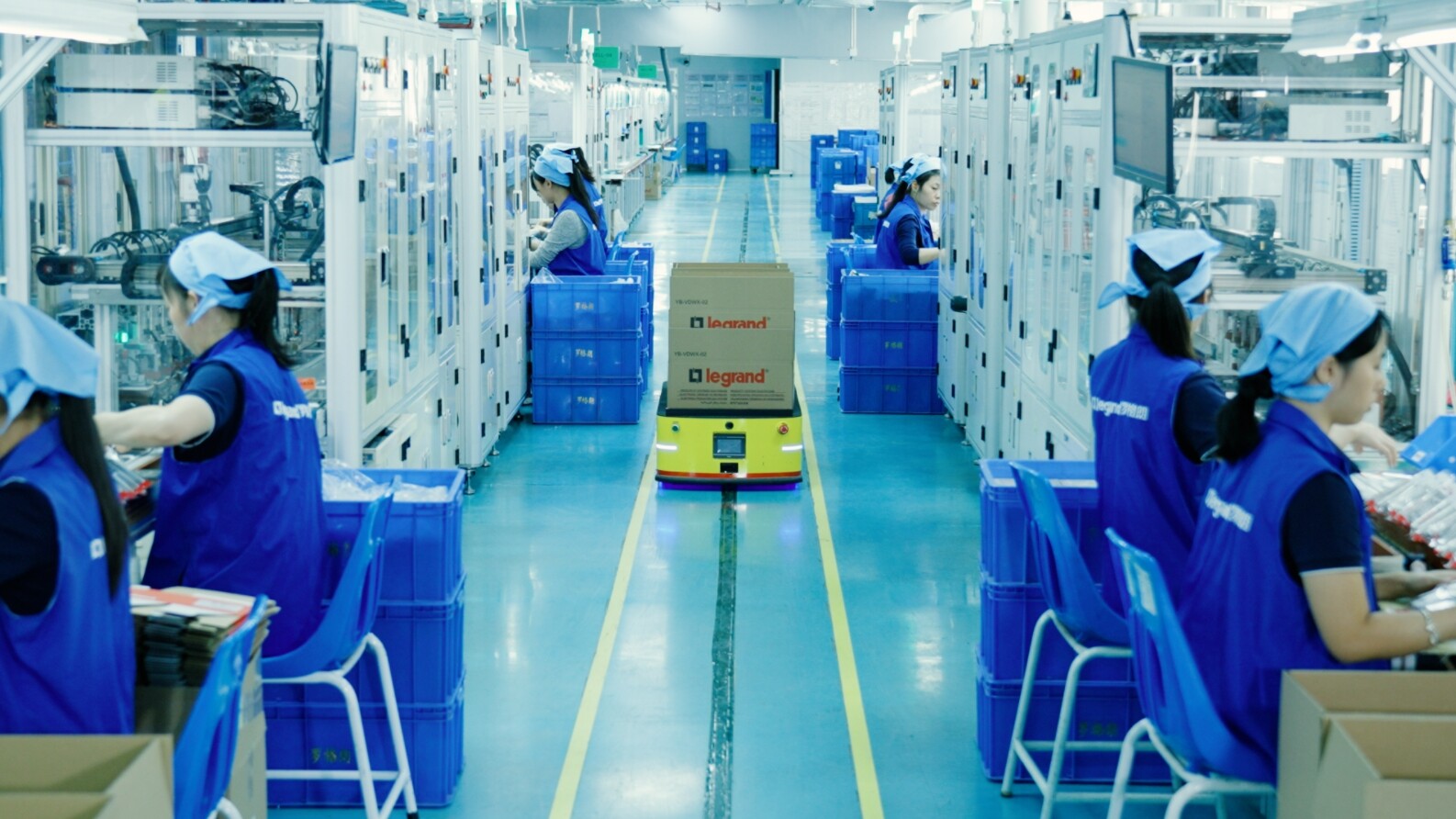罗格朗智能电气（惠州）有限公司生产车间。惠州日报记者罗剑业 摄