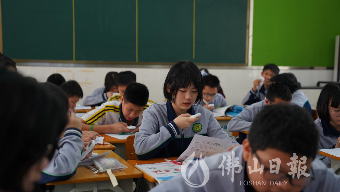 沧江中学着力打造智慧课堂。学生正在拿着点(4464858)-20230316082937.JPG