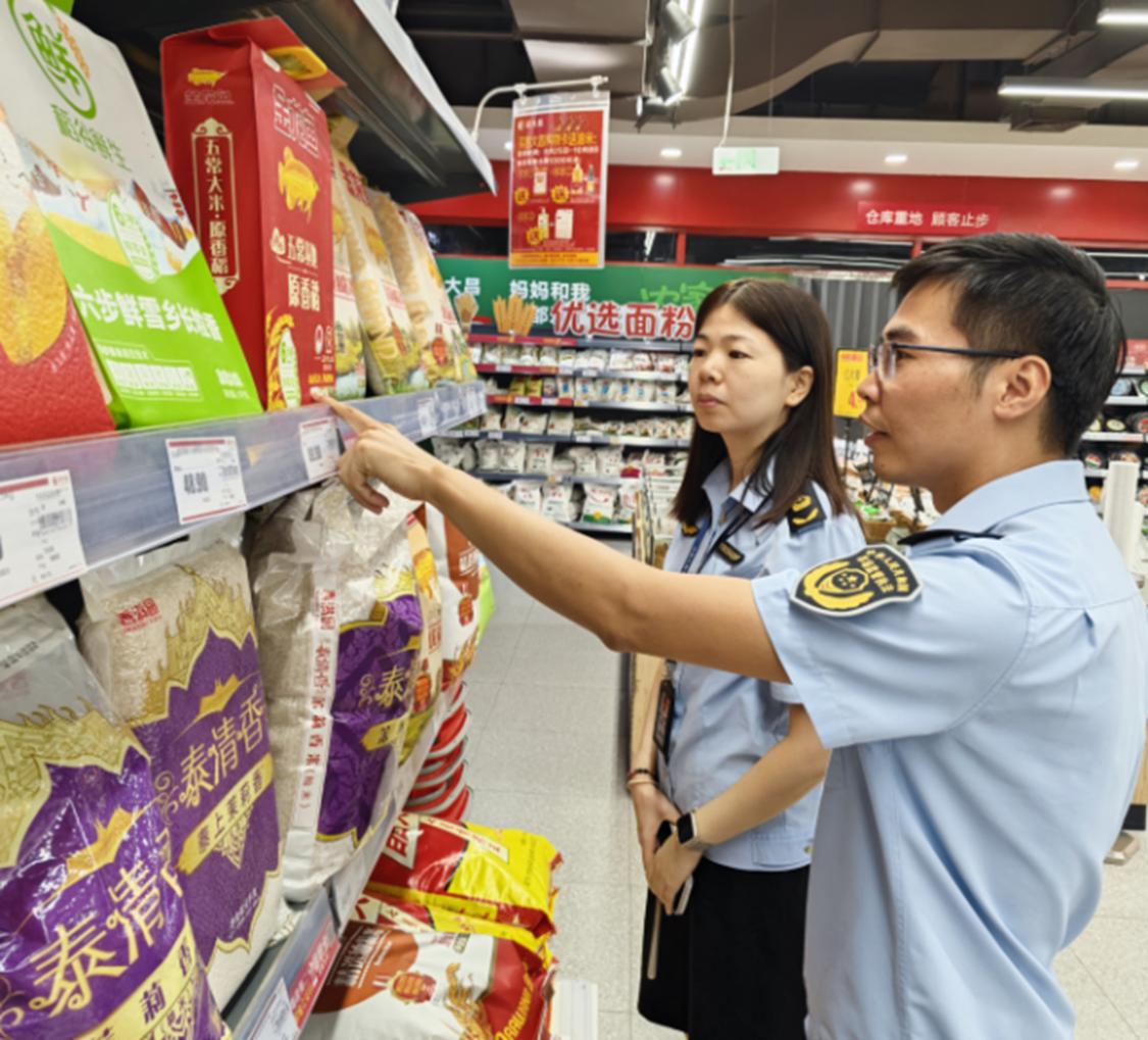 此前,高明市场监管局执法人员正在检查商品。部门供图.png