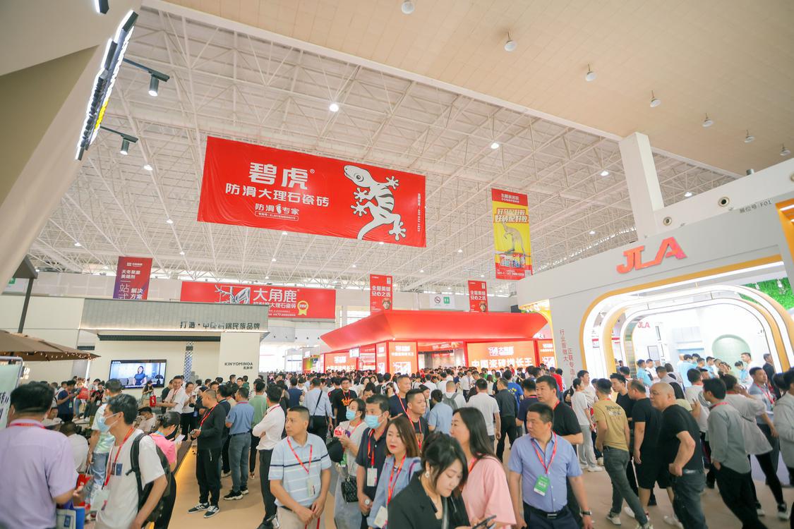 第38届佛山陶博会现场人头攒动。主办方供图.jpg