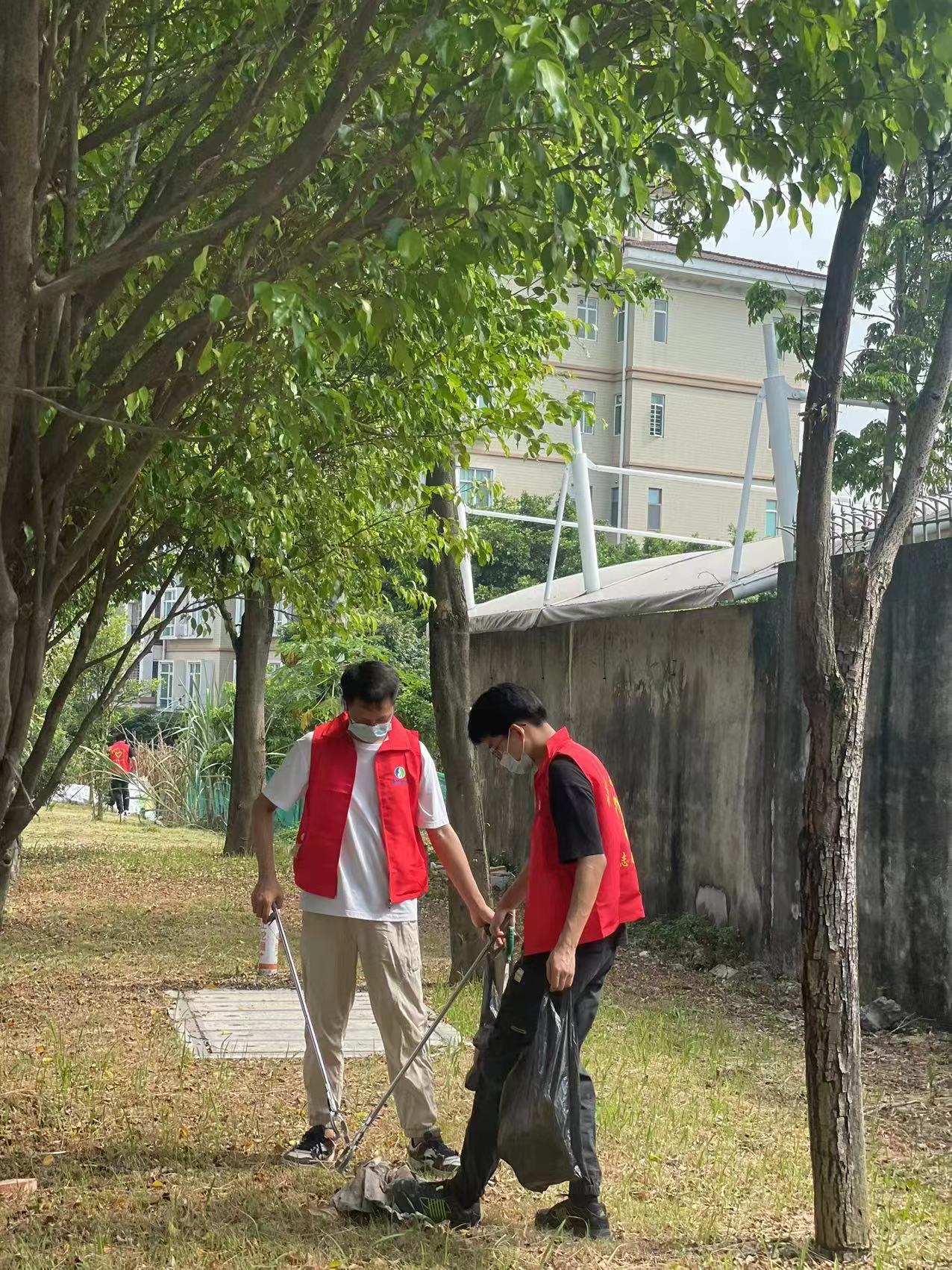 云东海社区志愿者捡拾垃圾.jpg