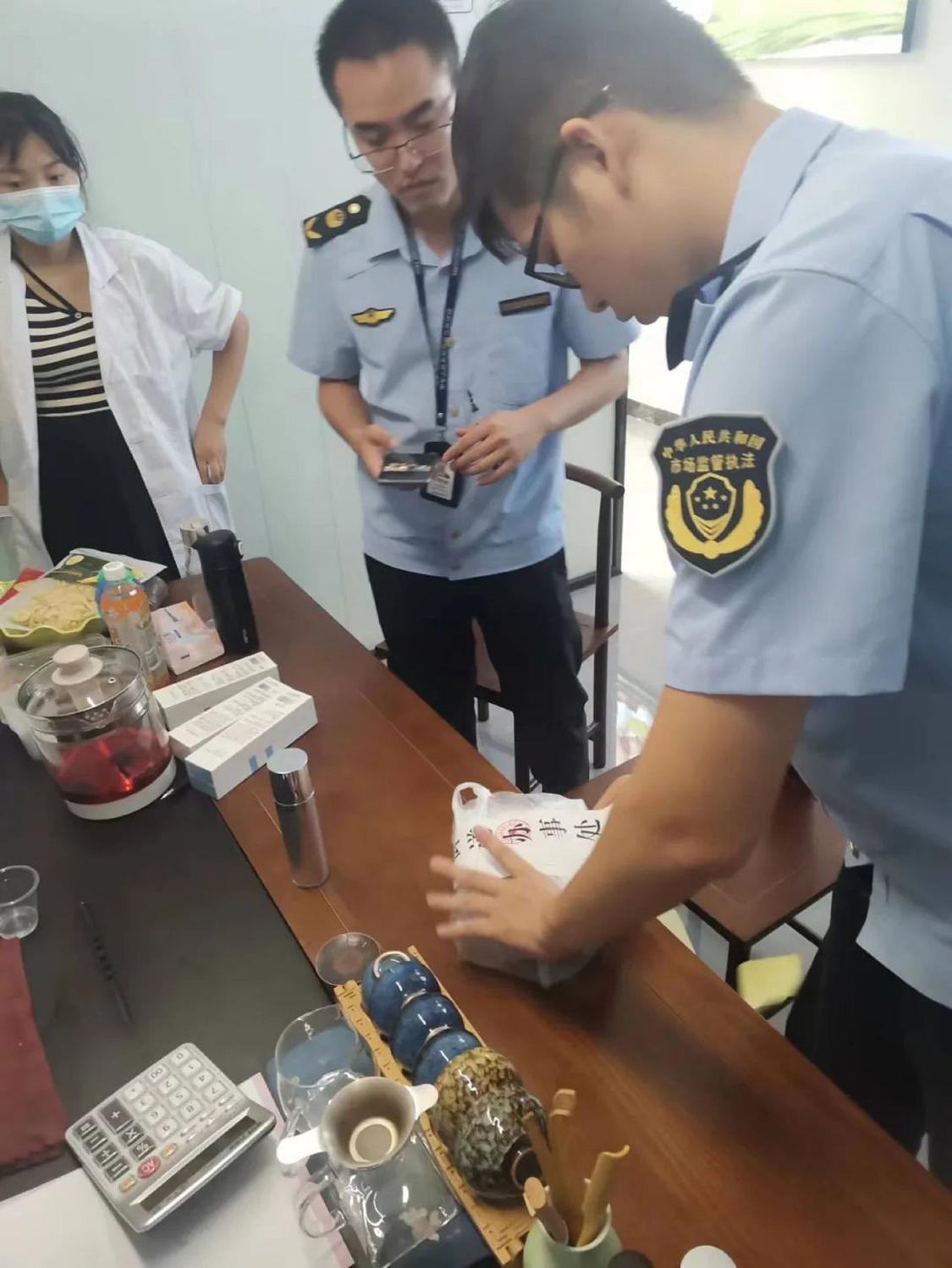区市场监管局执法人员正在对“一号多用”化妆品进行查处。部门供图.jpg
