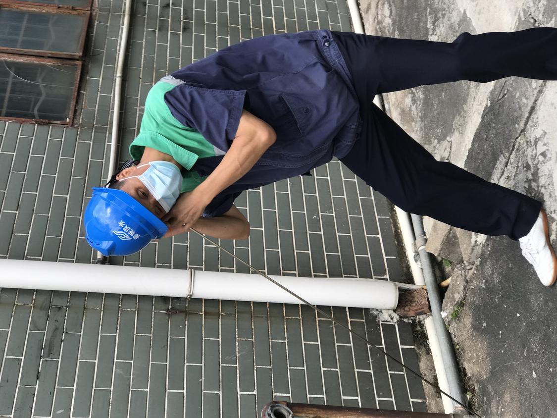 佛水环保的管网维护工正进行“听诊”,以便及时探查供水管网爆漏点。受访单位供图.jpg