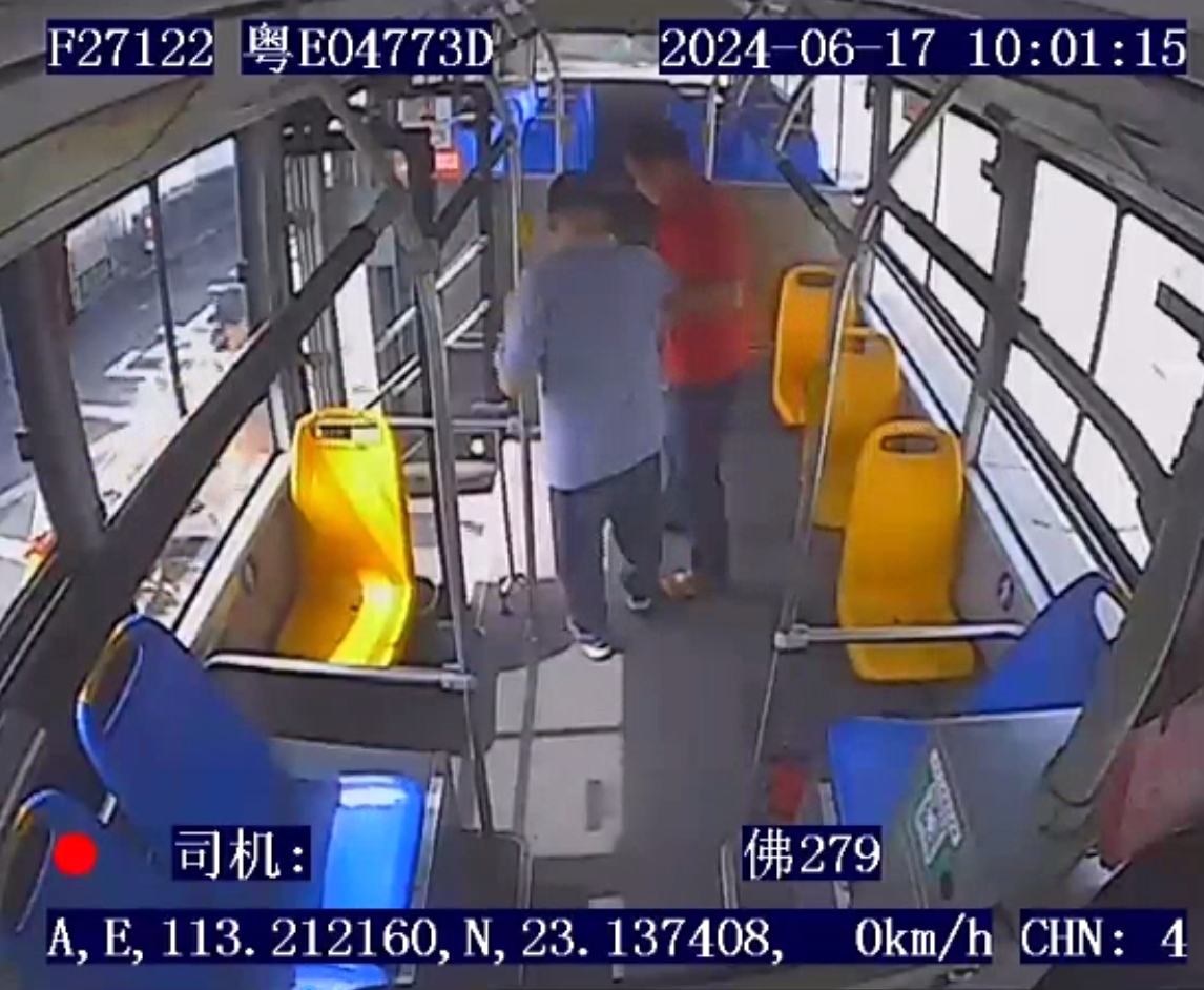 2、20240617,279线张礼坤,帮扶坐轮椅乘客下车.jpg