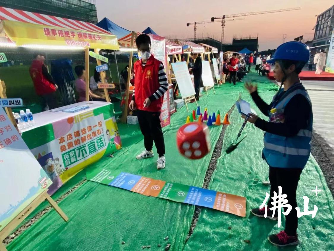 图为工人通过玩游戏学习人民调解法律知识。通讯员供图.png