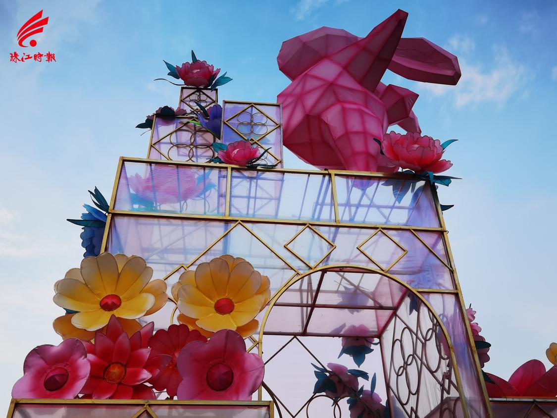 玉兔一跃至高处,细细品味“春花”香.jpg