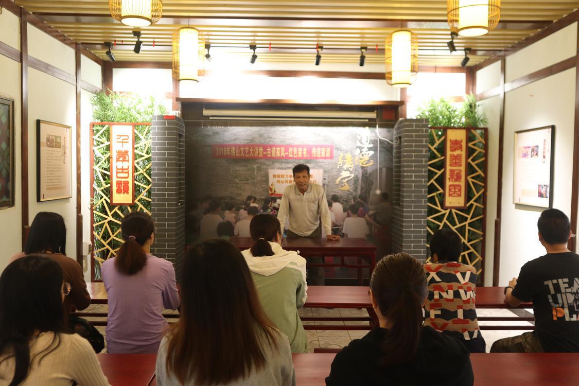 蔡治定为村民上了一节道德讲堂，传播孝善文化，厚植文明基因。佛山日报记者邵巧玲摄.JPG