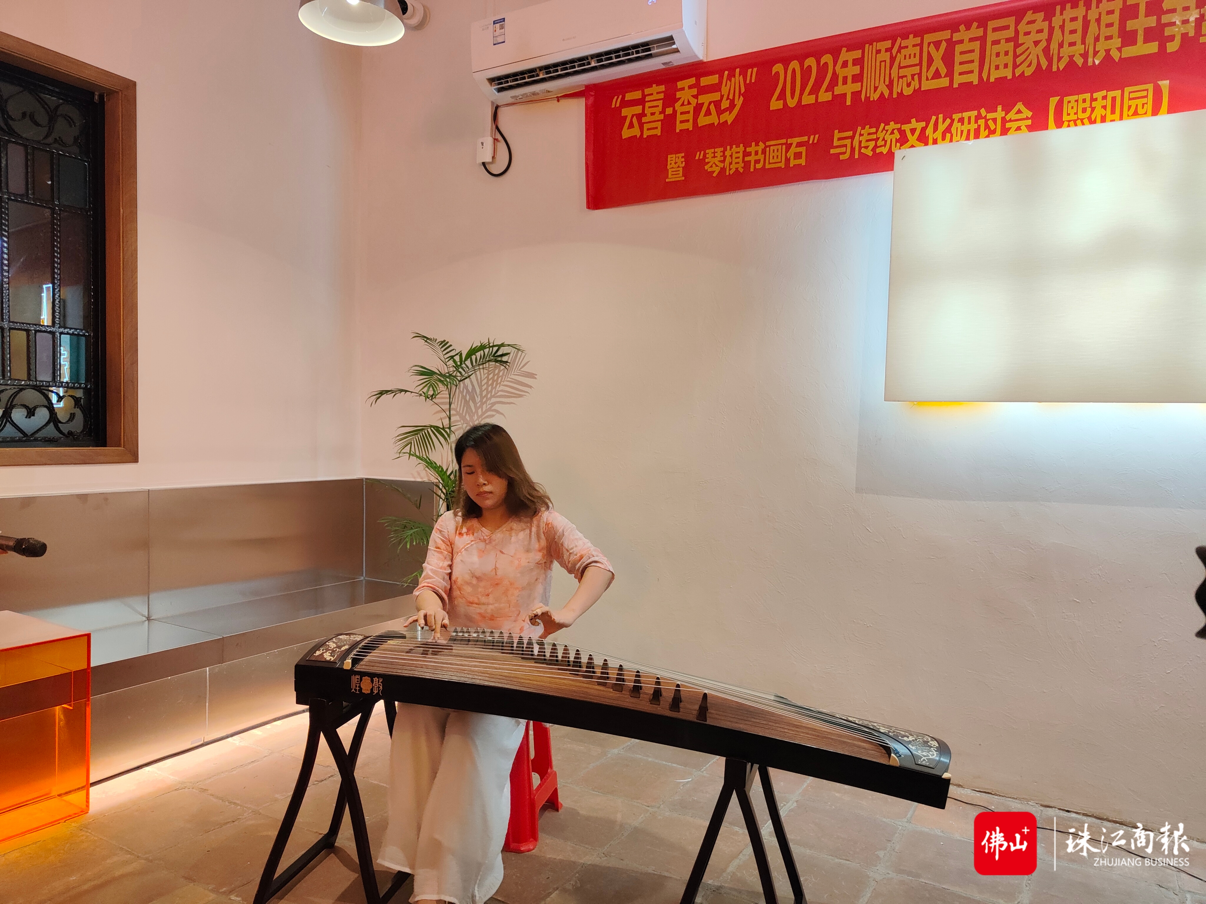 现场进行古筝表演.jpg