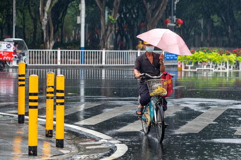 禅城大雨骤下,市民纷纷撑伞出行。佛山日报记者符诗贺摄1
