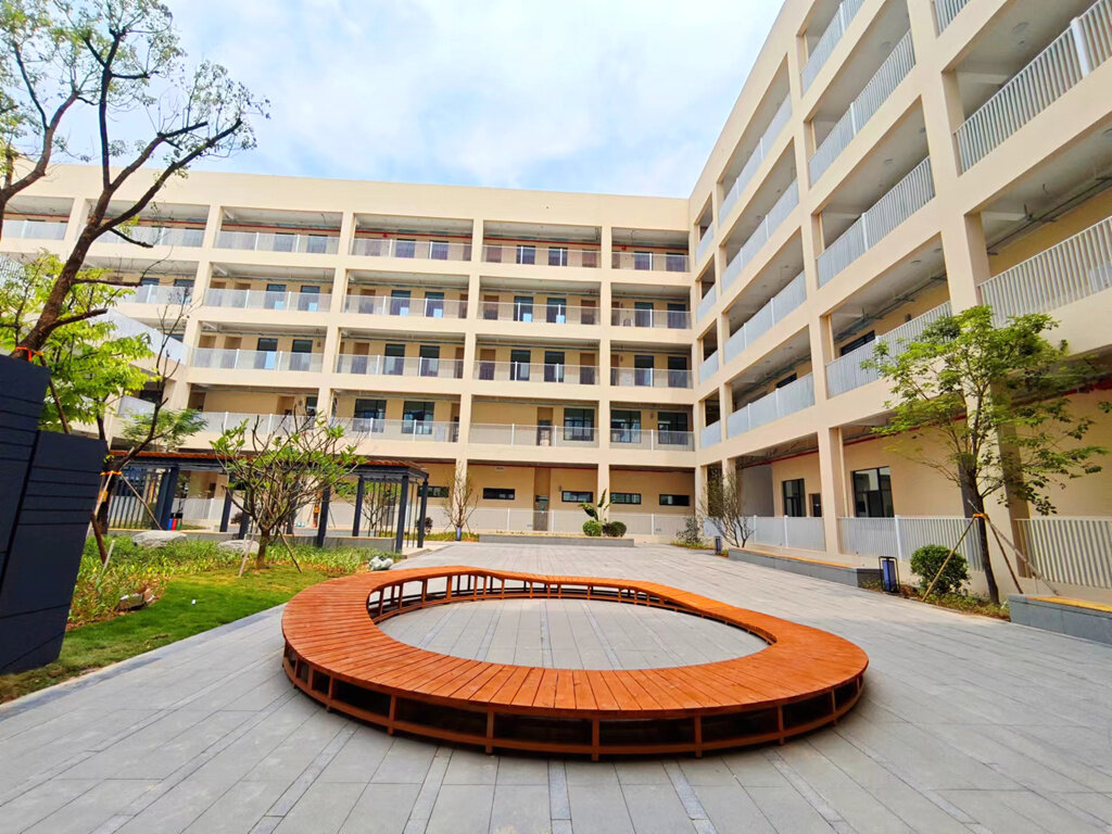 惠州市第五中学金峰校区一角，校区建筑呈“弓”字型。