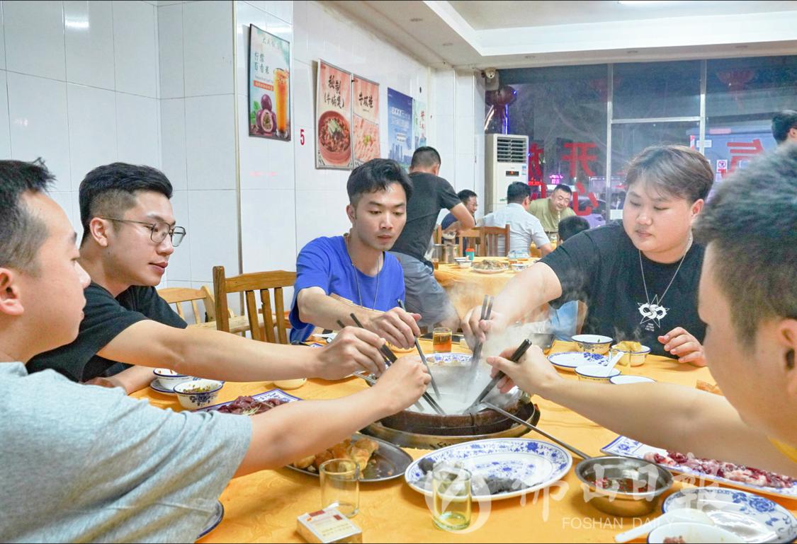 老顾客们经常到店吃新鲜牛肉。佛山市新闻传(5632714)-20230727211130.png
