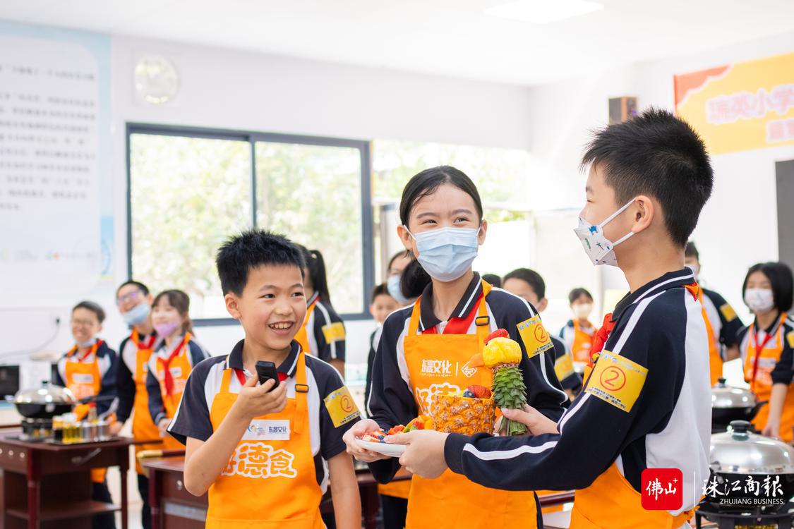 参加厨艺比赛的学生介绍其所烹调菜式的心得。珠江商报记者周焯杰摄.jpg