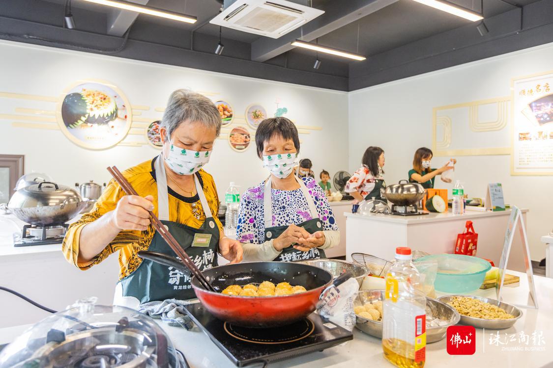 6月12日,黄龙第四届睦邻冬瓜文化节上,村民正在进行冬瓜私房小点竞赛。珠江商报记者林安迪摄.jpg